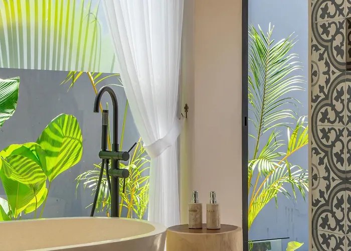 Villa Yuko, Tropical Bliss 2br Villa, Short Stroll To